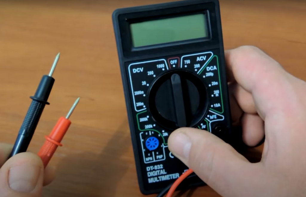 6 Steps to Discharge a Capacitor with a Screwdriver ElectronicsHacks