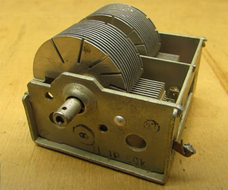 What Does a Capacitor Do? - ElectronicsHacks