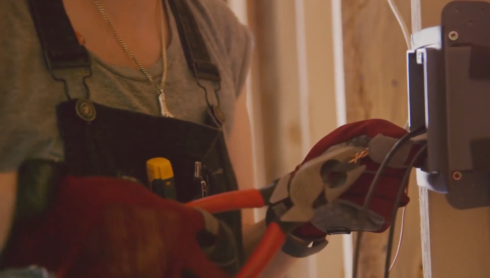 Low Voltage Technician vs. Electrician What’s the Difference? ElectronicsHacks