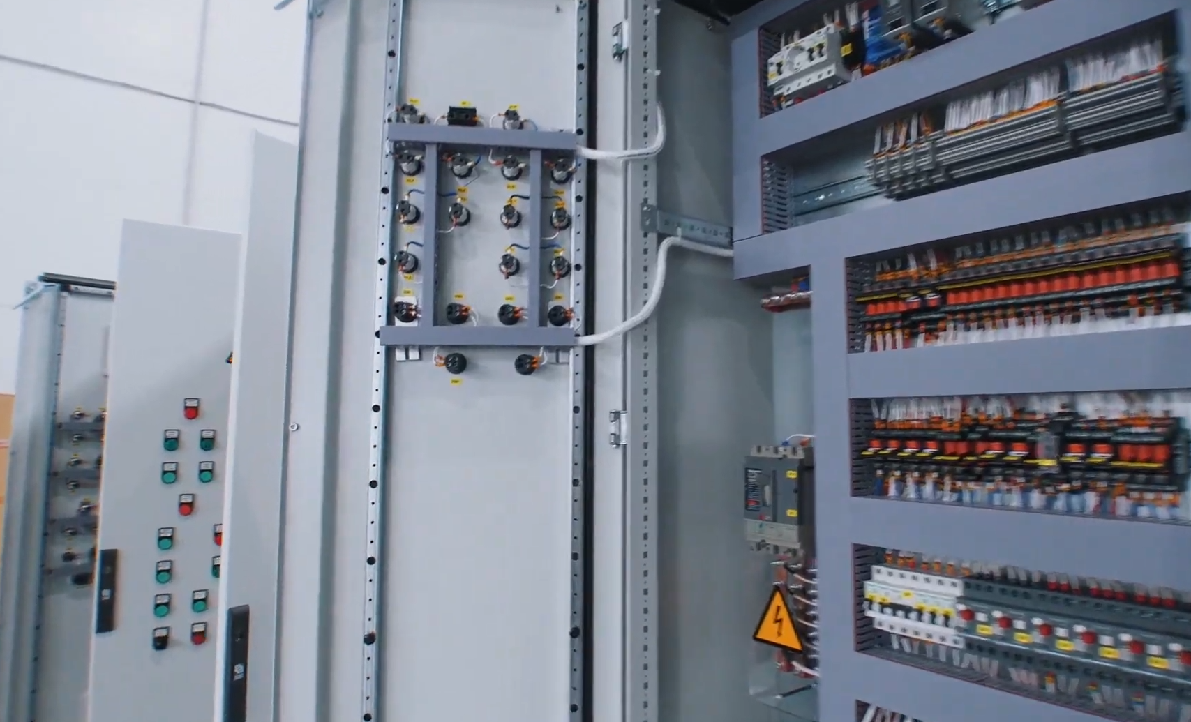 Low Voltage Technician vs. Electrician What’s the Difference? ElectronicsHacks