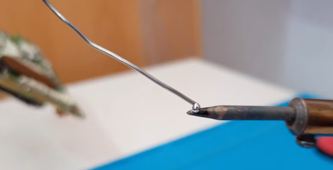 How to Tin the Tip of a Soldering Iron? ElectronicsHacks