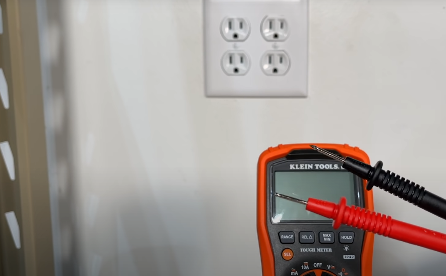 How to Test a Light Socket With a Multimeter? ElectronicsHacks