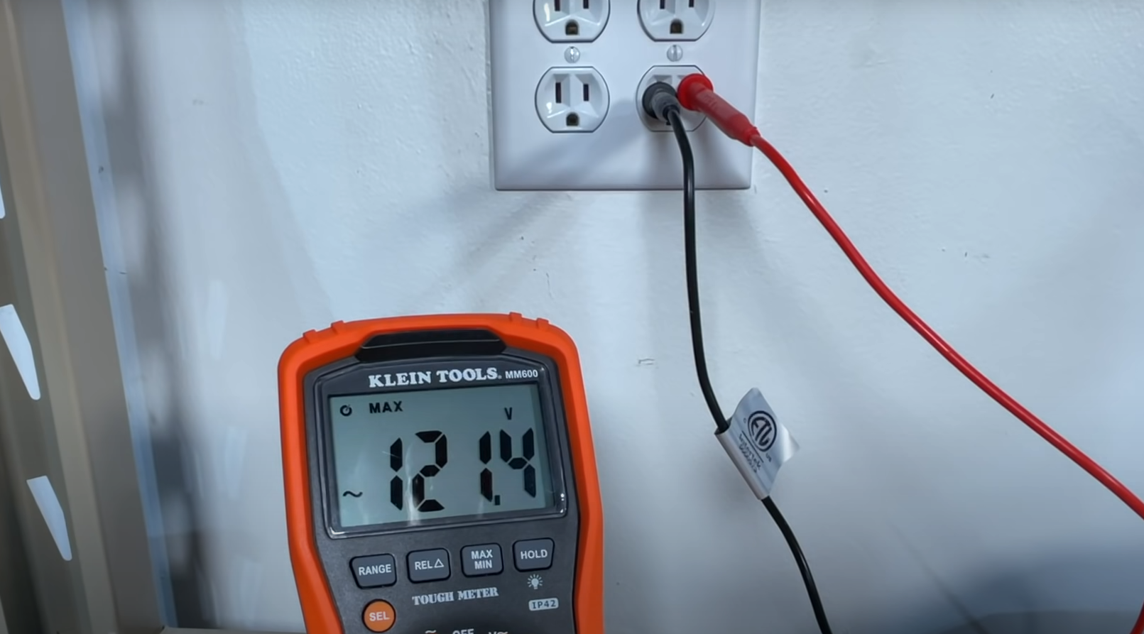 How to Test a Light Socket With a Multimeter? ElectronicsHacks