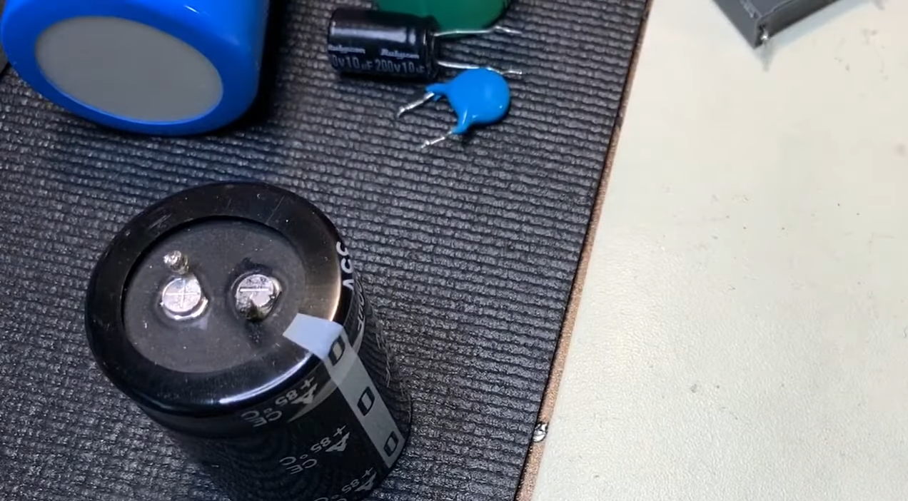 How Long Do Capacitors Hold a Charge? ElectronicsHacks