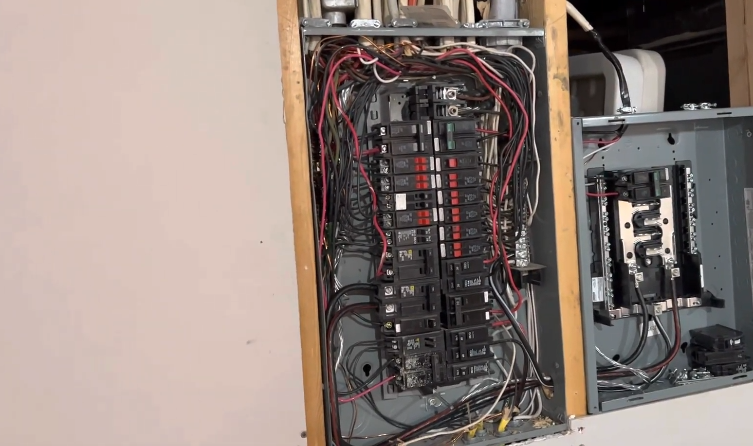 How to Wire a 100-Amp Sub Panel From a 200-Amp Main Panel
