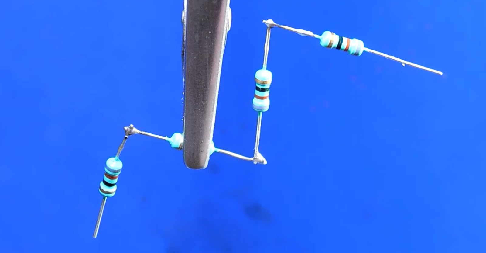 Does a Resistor Reduce Voltage? ElectronicsHacks