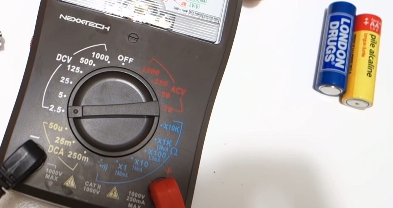 How to Test AA Batteries With a Multimeter? ElectronicsHacks