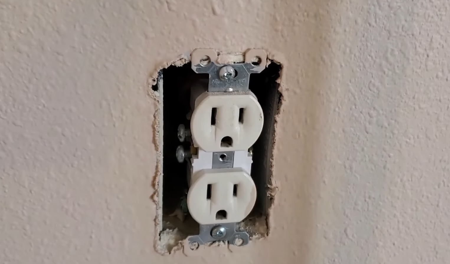 How Many Receptacles on a 15 Amp Circuit? ElectronicsHacks