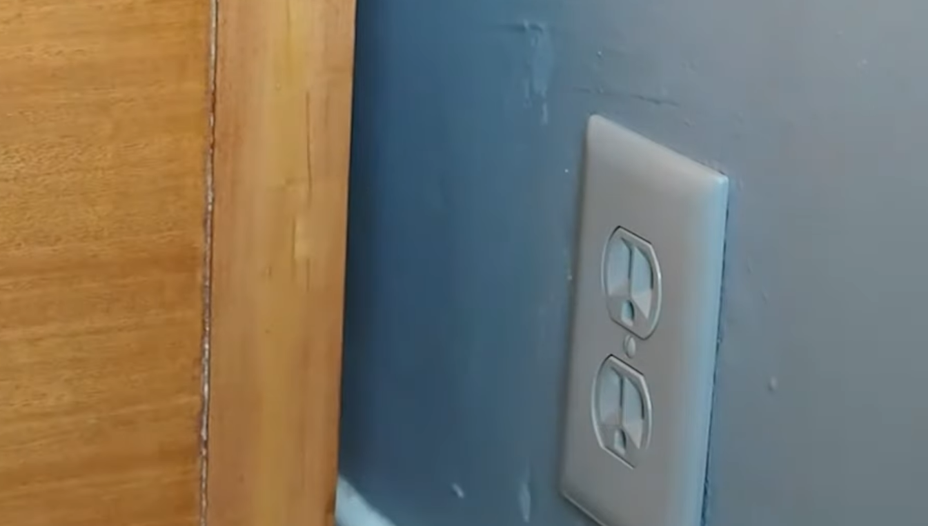 How to Fix a Buzzing Electrical Outlet? ElectronicsHacks